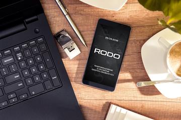 laptop smartfon z napisem rodo na wyswietlaczu